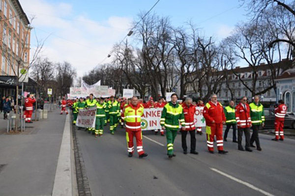 Symbolfoto zum Artikel: Demonstrationszug "Krankentransport in Gefahr"