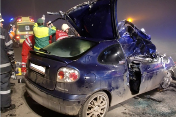 Symbolfoto zum Artikel: Kollision zwischen Pkw und Traktor: Autolenkerin eingeklemmt