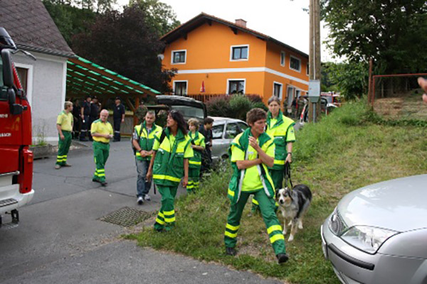 Symbolfoto zum Artikel: Einsatzübung der Rettungshunde und Rettungssanitäter mit der Feuerwehr