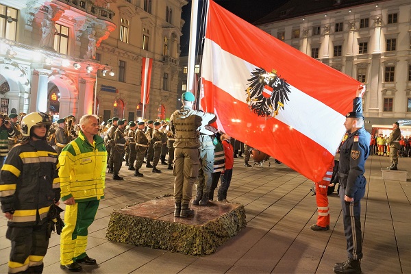 Symbolfoto zum Artikel: Flaggenparade am Grazer Hauptplatz 2019