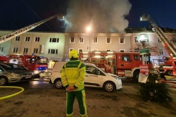 Symbolfoto zum Artikel: Ambulanzdienst bei Wohnhausbrand
